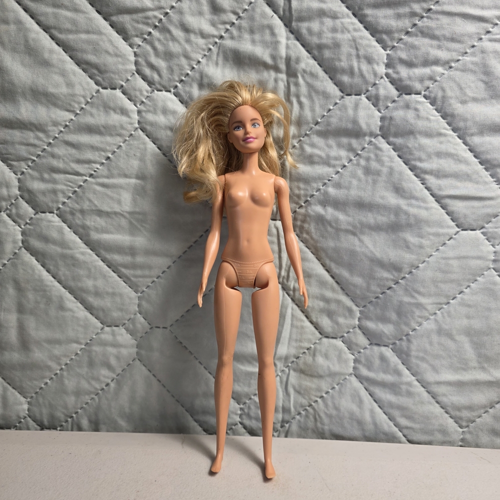 MATTEL Barbie Fashionista Doll MILLIE Blonde Hair Pink Lips
